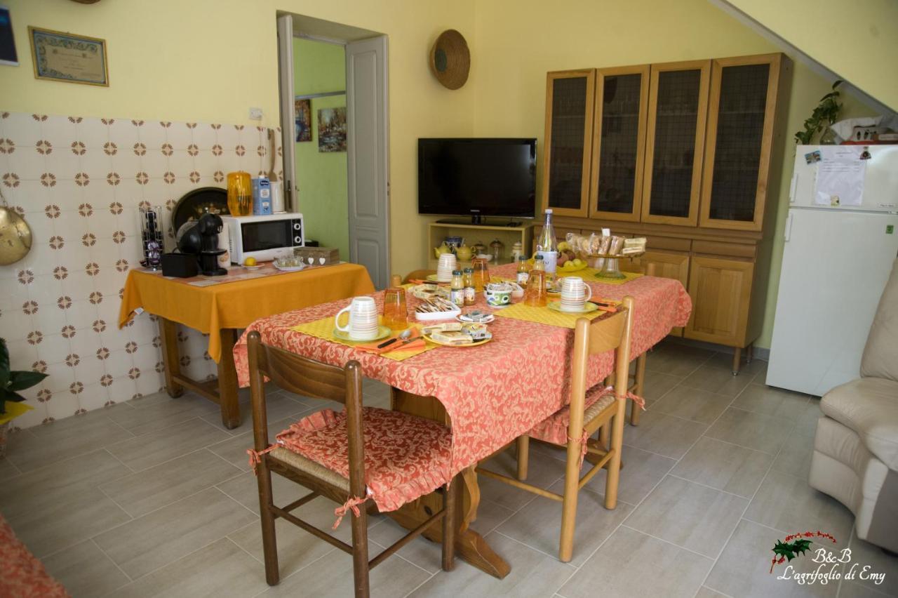 Bed and Breakfast L'Agrifoglio Di Emy Guspini Exterior foto